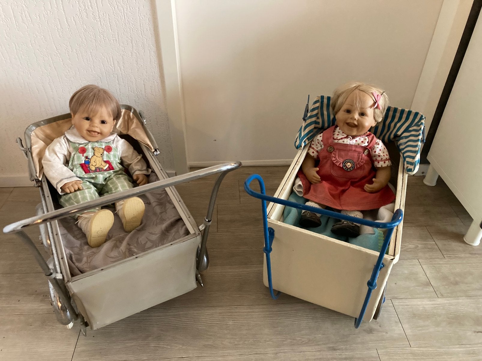 2 vintage poppenwagentjes met pop, Ophalen, Gebruikt, Pop