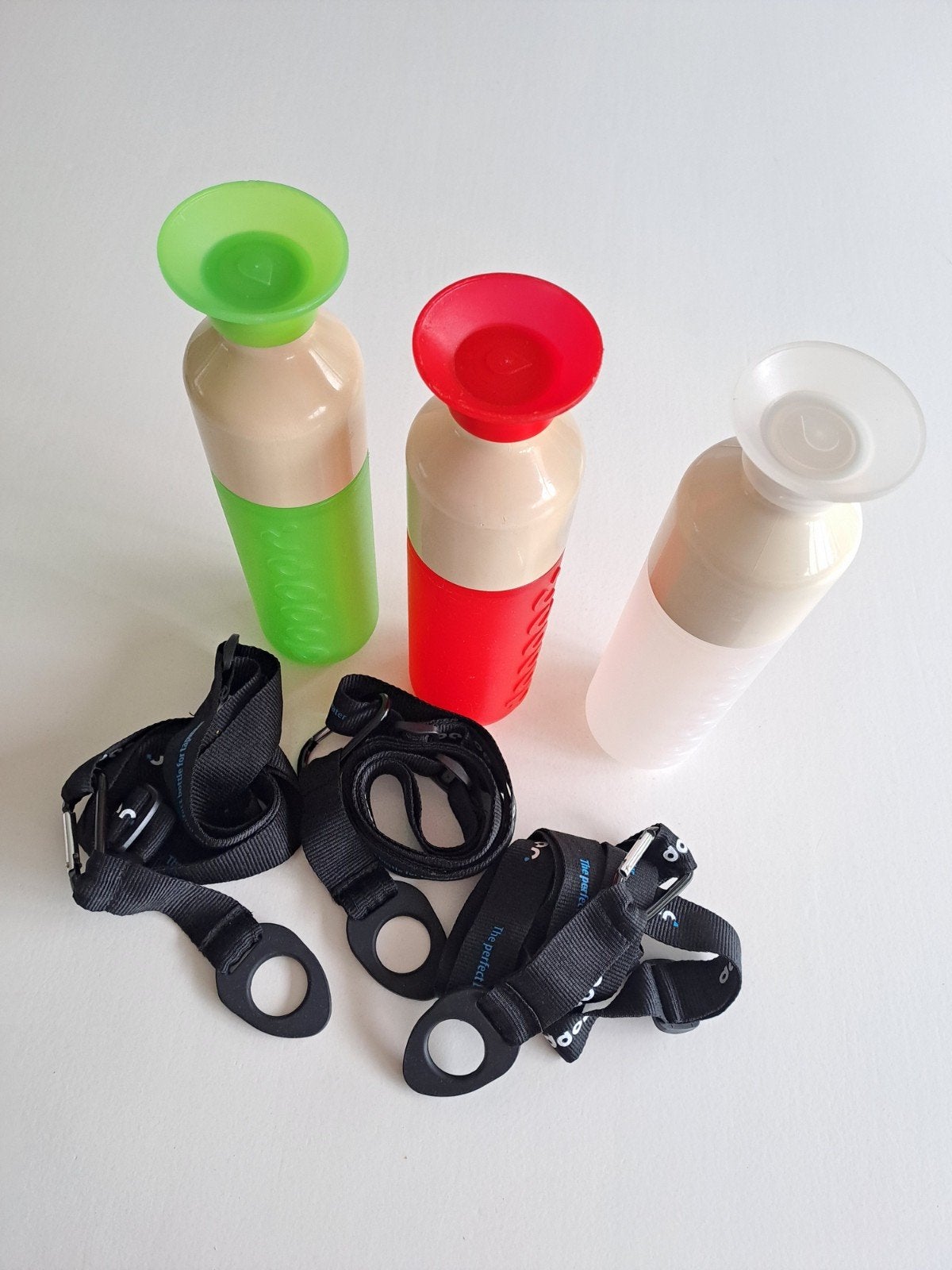 2 Dopper drinkflessen met draagband, 24 cm hoog (rode is weg, Ophalen of Verzenden, Gebruikt
