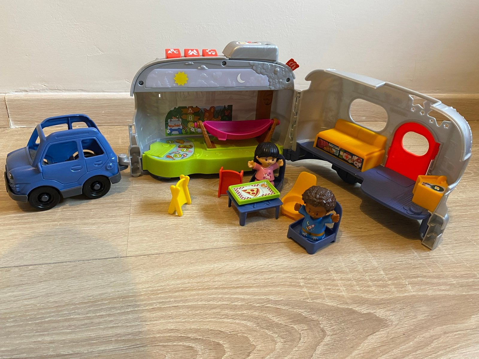 Fisher-Price Little People Camper met auto en figuren, Kinderen en Baby's, Speelgoed | Overig, Ophalen of Verzenden, Zo goed als nieuw