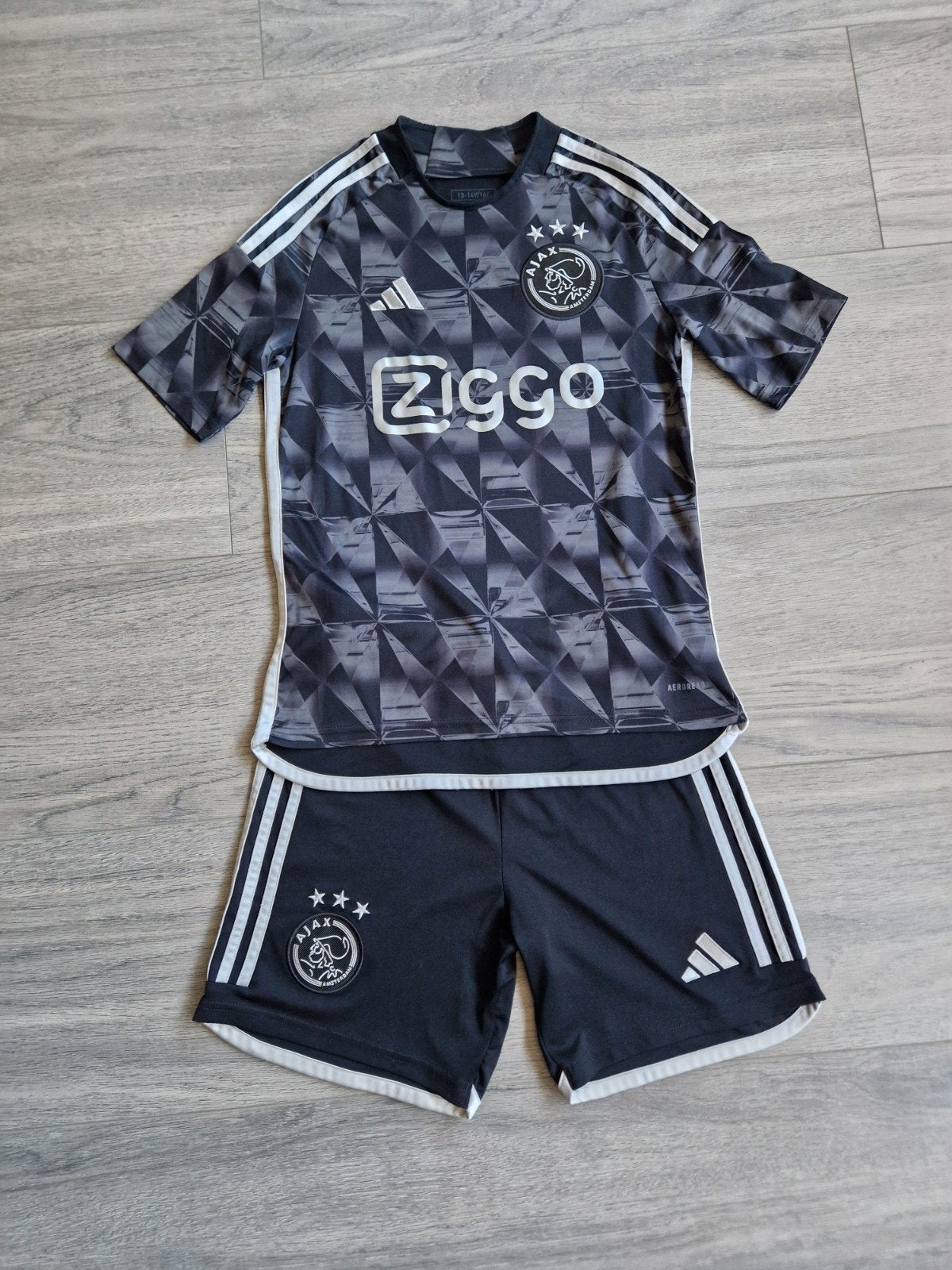Ajax tenue!, Sport en Fitness, Voetbal, Maat XS of kleiner, Ophalen of Verzenden, Zo goed als nieuw, Set