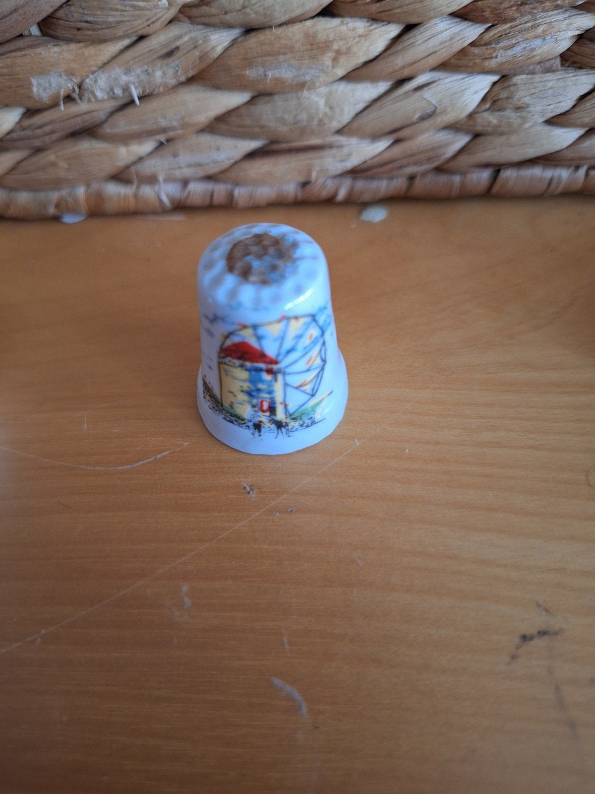 Antieke vingerhoed met molen decoratie, Ophalen of Verzenden, Zo goed als nieuw