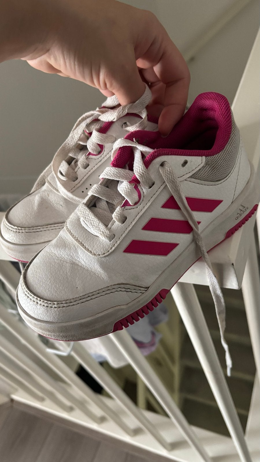 Adidas schoenen maat 30 - Wit met roze accenten, Gebruikt, Meisje, Schoenen, Ophalen of Verzenden