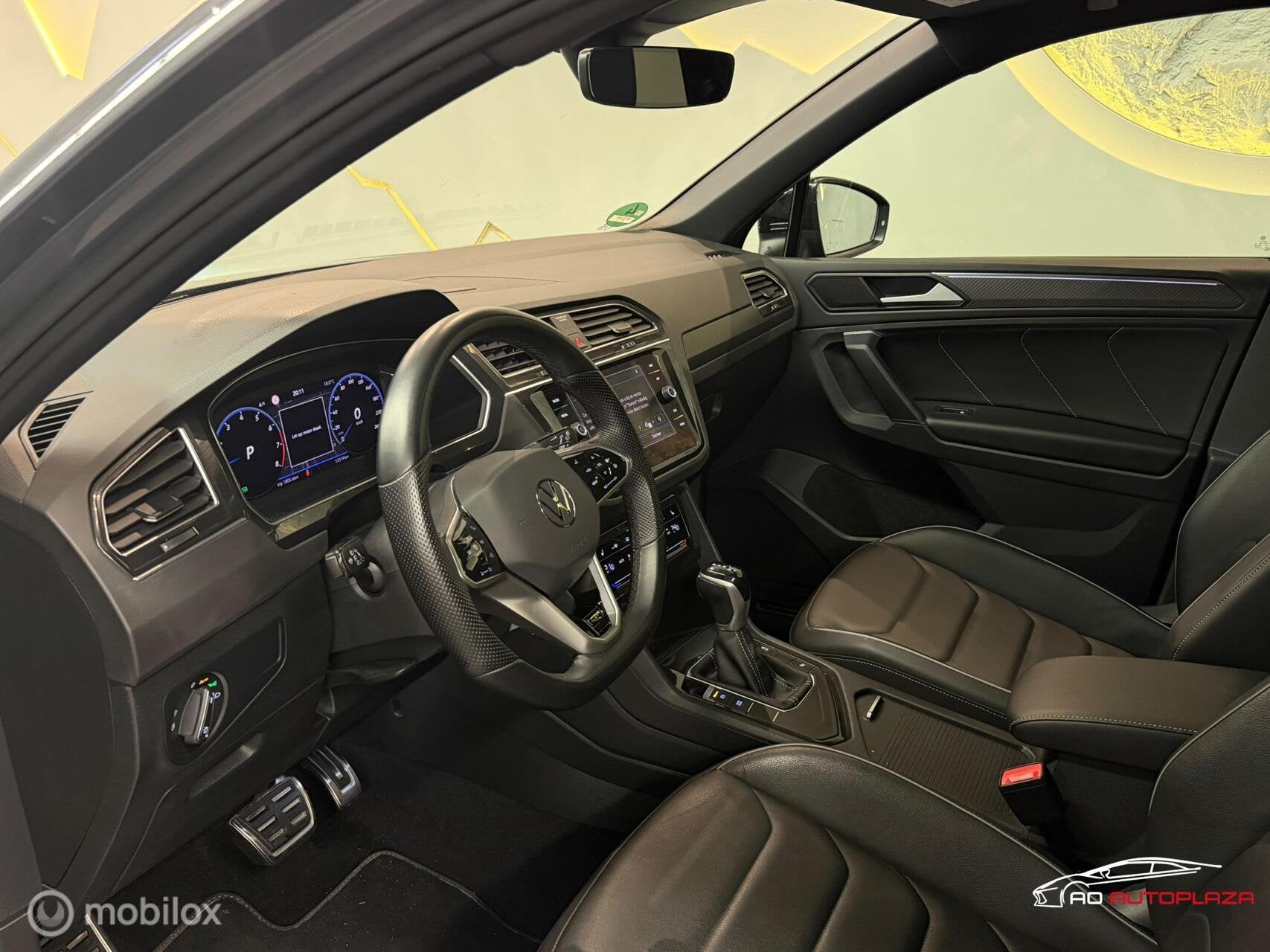 Volkswagen Tiguan 1.5 TSI R-Line Panorama/Leder/Memory/Trekh, Auto's, Dealer onderhouden, 15 km/l, 4 cilinders, 150 pk