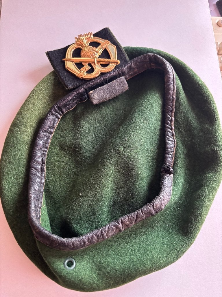 Intensief gebruikte KCT baret baret embleem splitsluiting, Verzenden, Landmacht, Nederland, Kleding of Schoenen