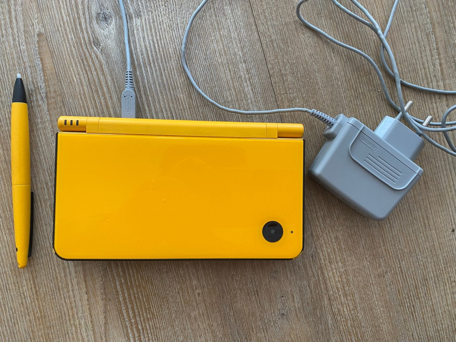 Nintendo DSi XL Geel met oplader en hoesje, Spelcomputers en Games, Ophalen, Dsi XL, Gebruikt, Geel