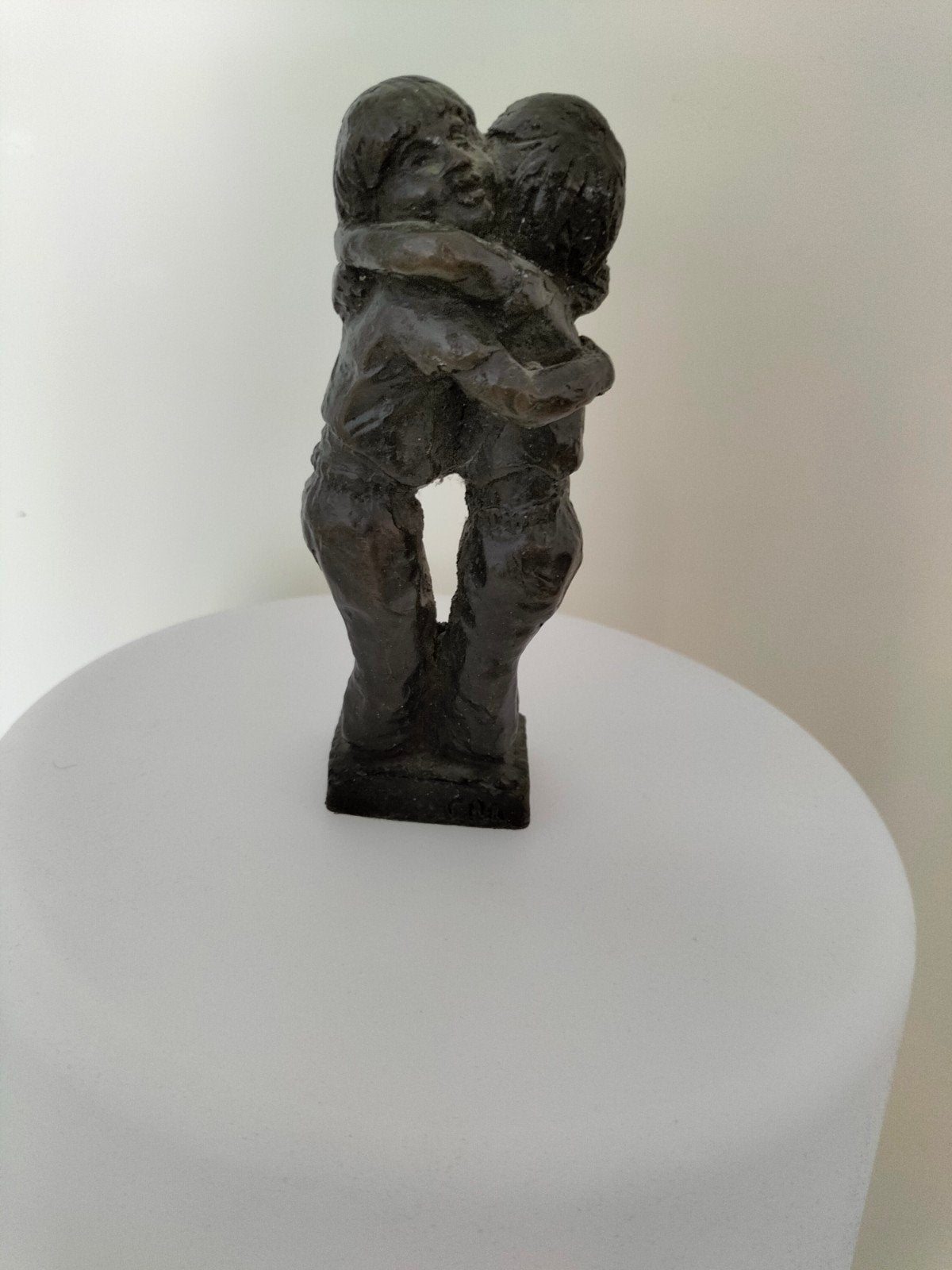 Bronzen beeldje van twee omhelzende kinderen, Groep mensen, Minder dan 20 cm, Ophalen of Verzenden, Beeld