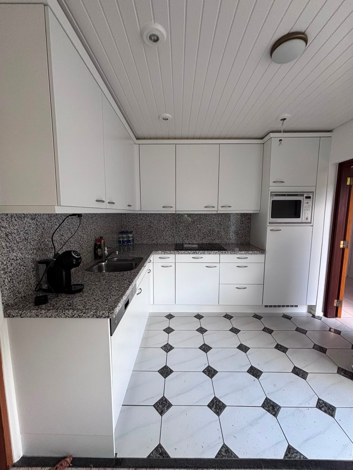 Moderne hoekkeuken met Siemens apparatuur en granieten blad, Huis en Inrichting, Ophalen, Gebruikt, Wit, Hoekkeuken