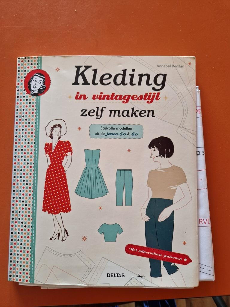 Naaipatronen boek kleding in vintage stijl, Hobby en Vrije tijd, Kledingpatronen, Ophalen of Verzenden, Vrouw, Overige merken