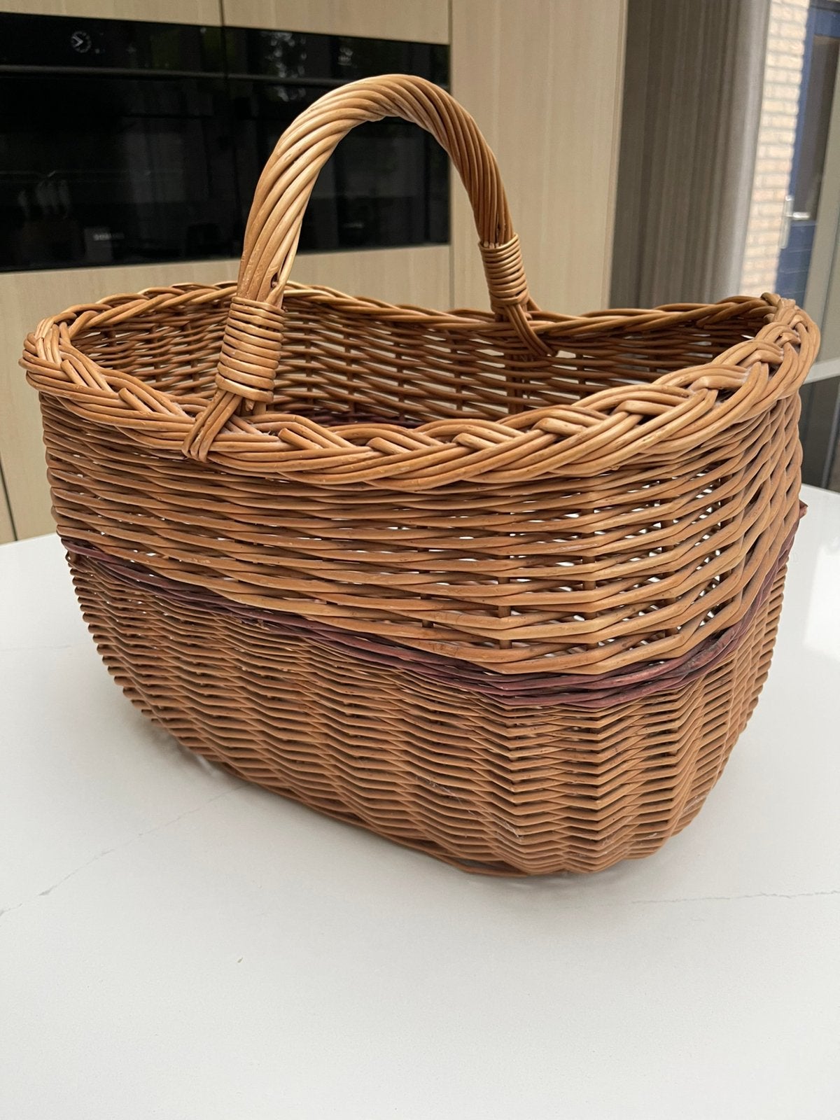 vintage rieten mand bruin rode bies hengsel maat 40x28x38, Huis en Inrichting, Mand, Ophalen of Verzenden, Zo goed als nieuw, Met hengsel