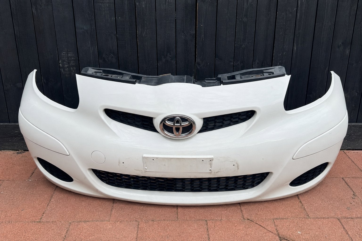 Toyota Aygo Voorbumper met Grill 2011- Kleur 068 (Gebruikt), Auto-onderdelen, Ophalen, Gebruikt, Voor, Toyota