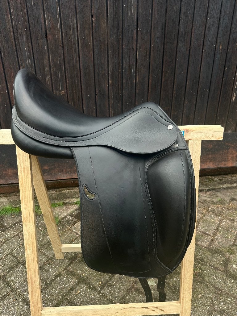 Équipe Emporio dressuurzadel — 17,5” / MW, L (17.5 inch), Gebruikt, Kniewrongen, Dressuur