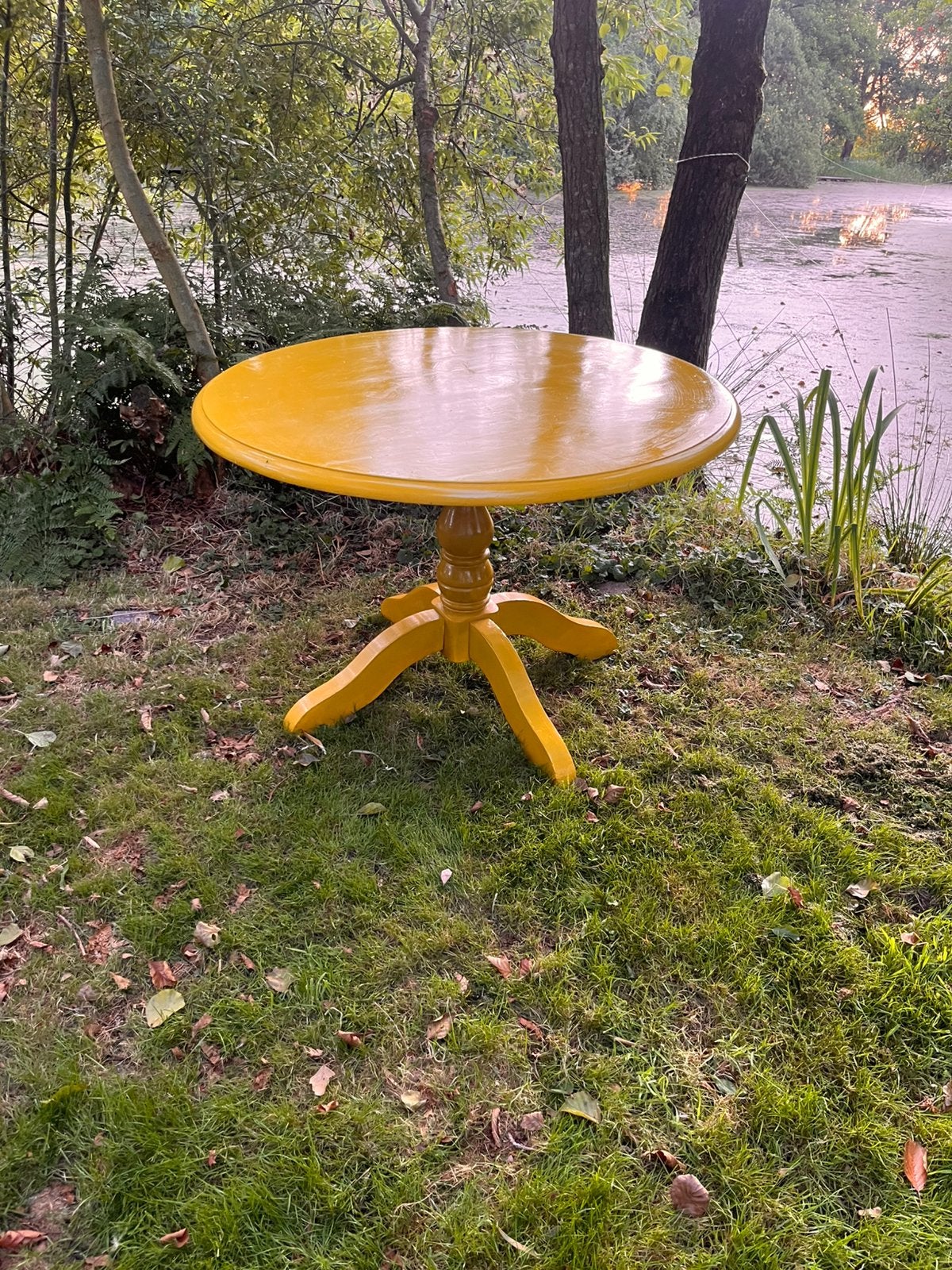 Ronde eettafel mosterdgeel, Ophalen, Vier personen, 100 tot 150 cm, 100 tot 150 cm