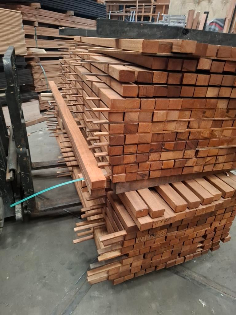 Hardhout palen balken geschaafd 245 cm bezorgen mogelijk, Ophalen, Nieuw, Hardhout, 250 cm of meer