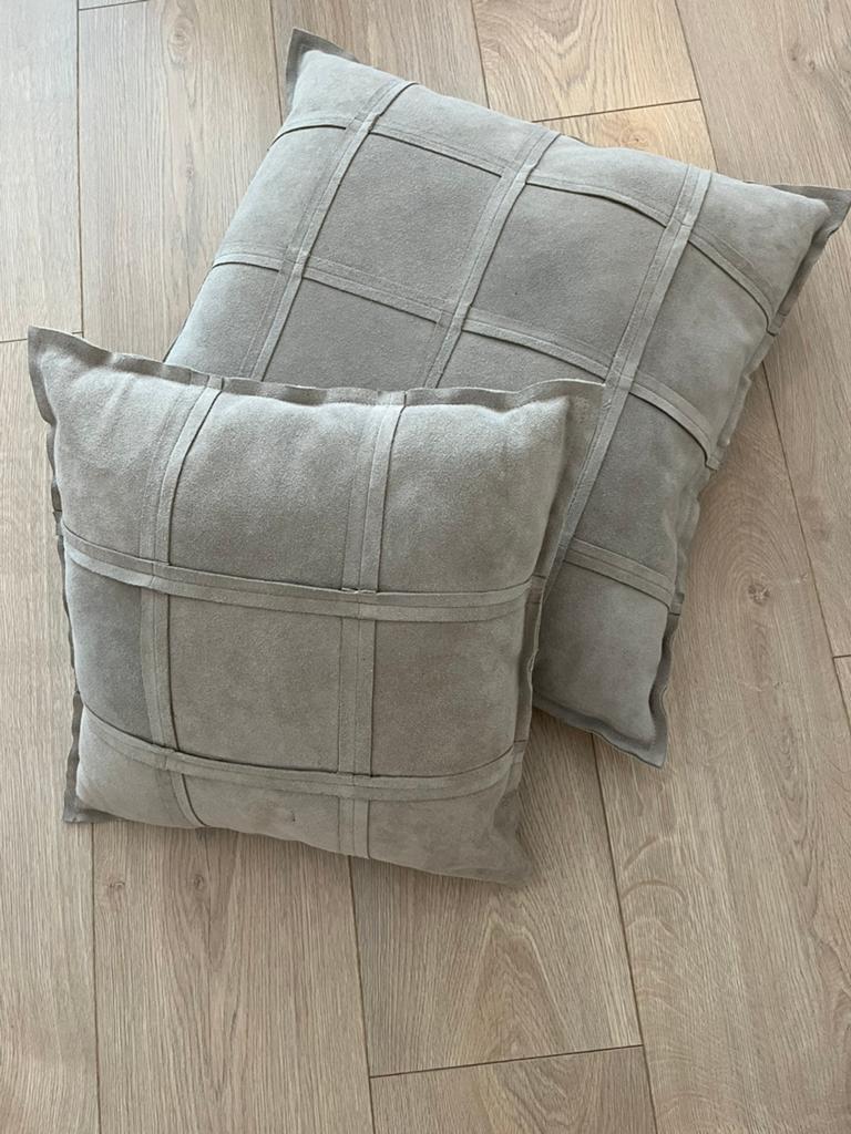 PTMD set nieuwe suede kussens twv€175,-, Ophalen, Nieuw, Beige, Vierkant