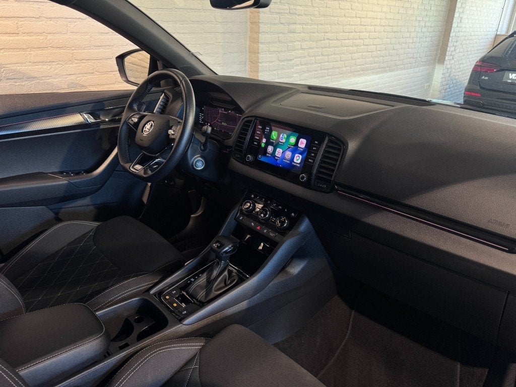 Skoda KAROQ 1.5 TSI Sportline Business Stoel- stuurverw Navi, 1498 cc, 4 cilinders, Zwart, Karoq