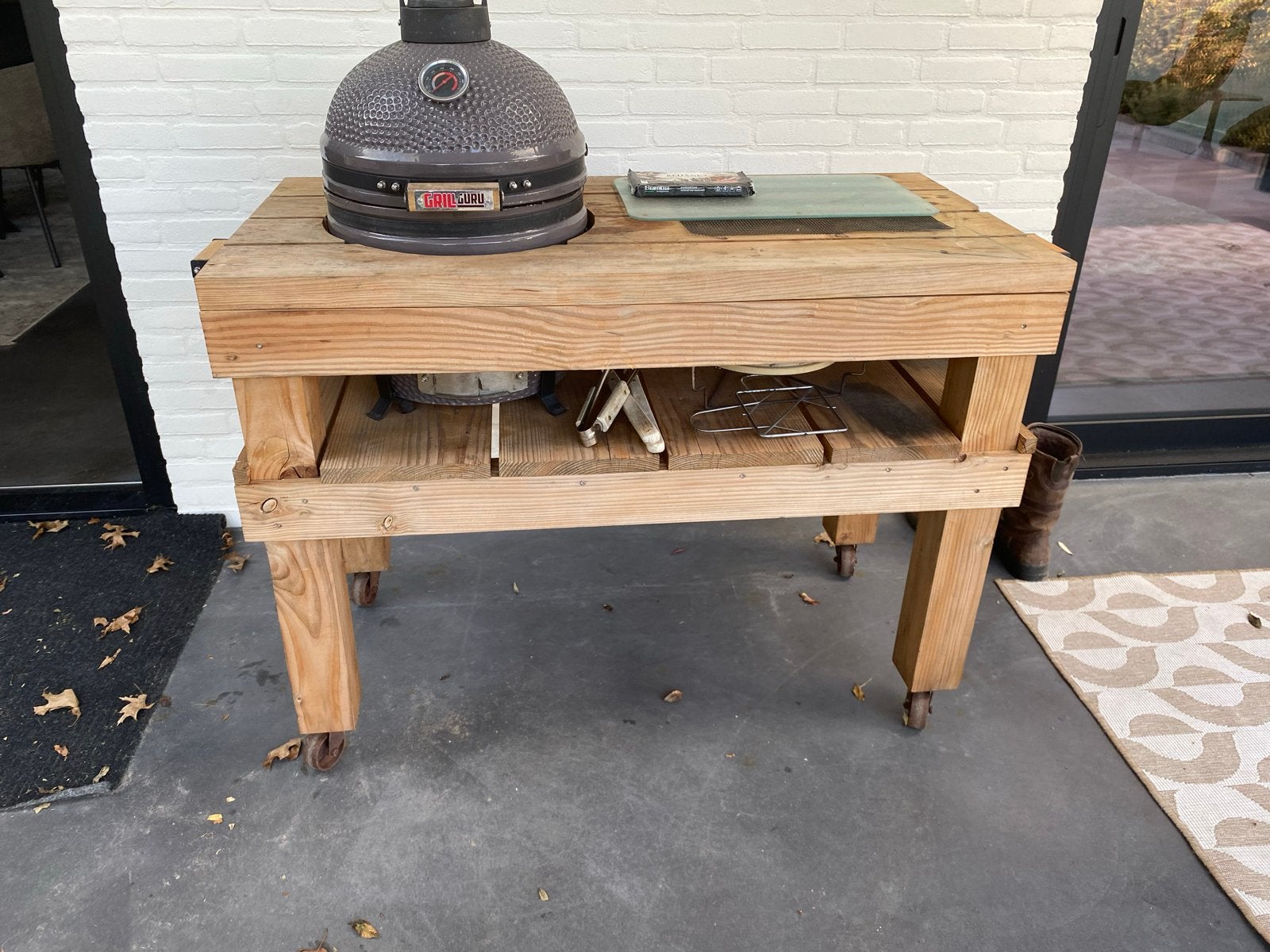 Robuuste Grill Guru Kamado met houten tafel op wielen, Ophalen, Gebruikt