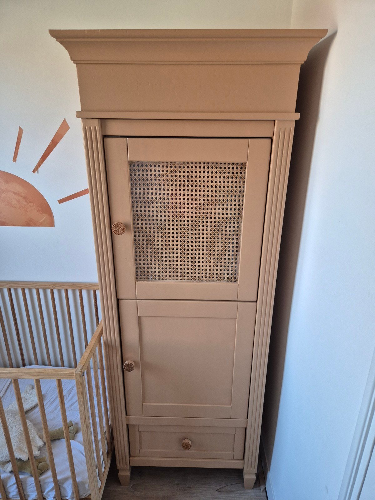 Mooie beige/mokka kast met rotan details voor babykamer, Ophalen, 50 tot 70 cm, 105 cm of meer, 100 cm of meer
