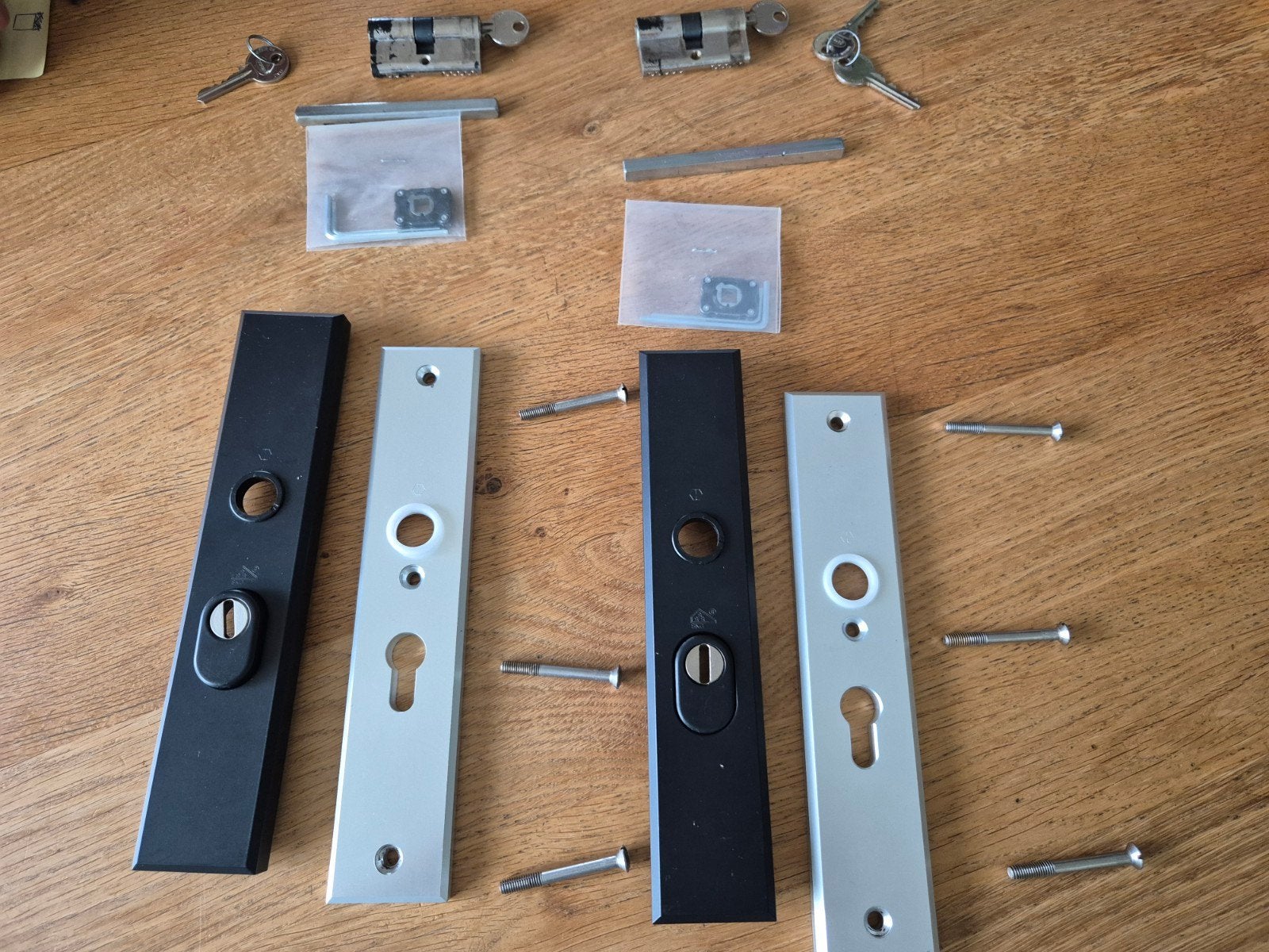 Hoppe deurbeslag 2 sets met slot en kruk. Zwart buiten., Ophalen, Zo goed als nieuw, Overige materialen, Slot