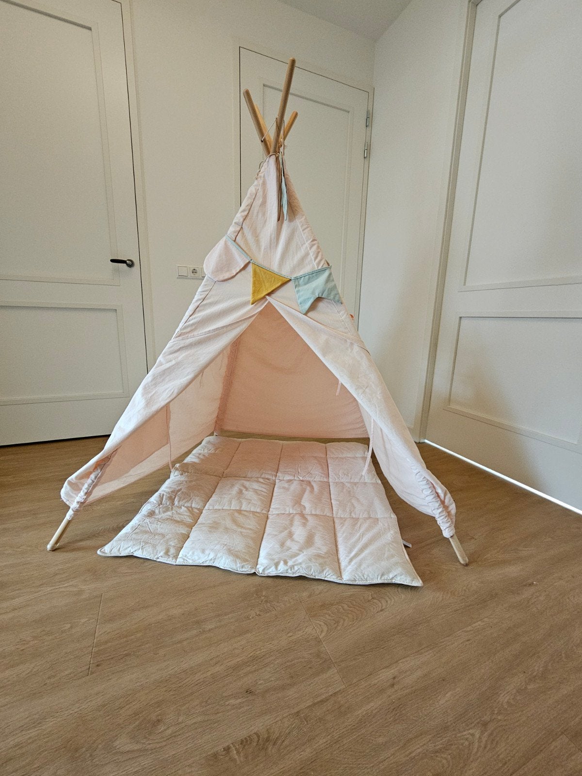 Roze tipi tent van Little Dutch met speelmat en vlaggetjes, Ophalen, Gebruikt