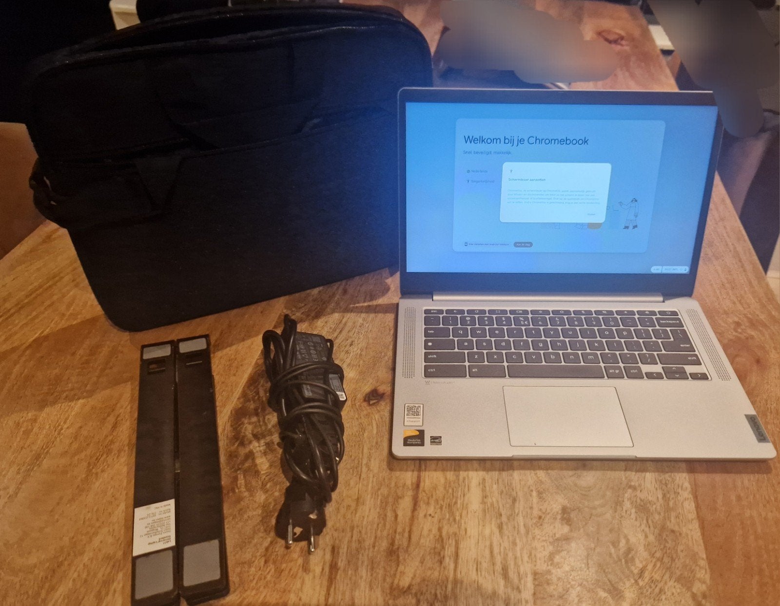 Foto 4 van Lenovo IdeaPad Slim 3 Chromebook 14M868 - 14 inch - 4GB RAM