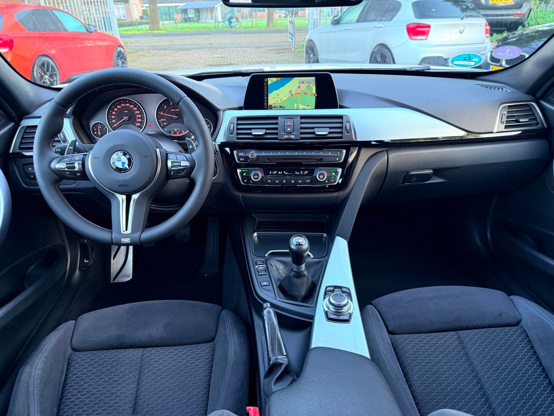 BMW 3-serie 318i Centennial High Executive M Sport Lci|18 in, Gebruikt, Alcantara, Wit, Handgeschakeld