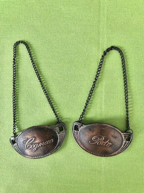 2 bronzen flessenhangers "Cognac" en "Porto", Antiek en Kunst, Ophalen of Verzenden