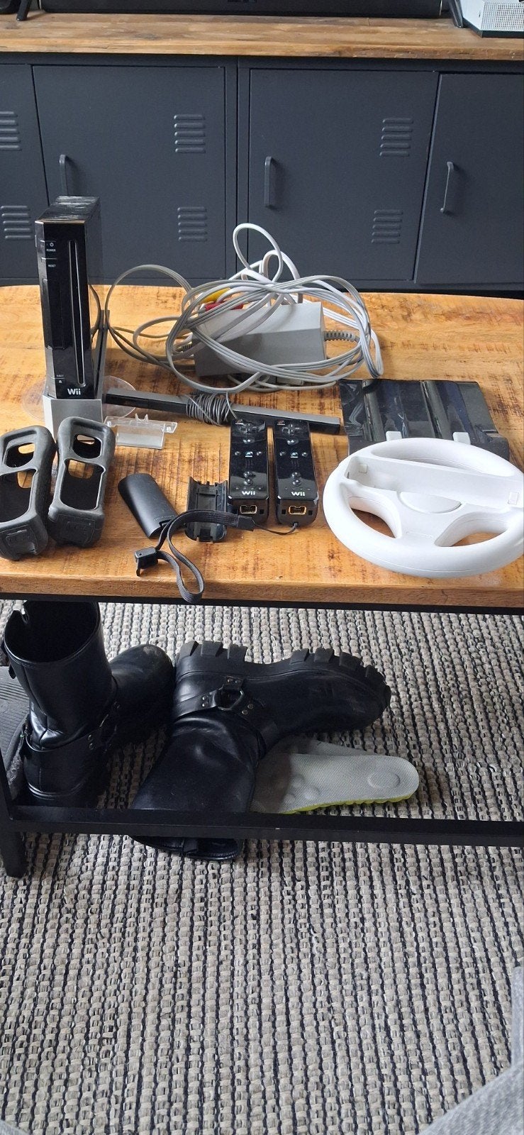Zwarte Nintendo Wii - Goed Werkend met Accessoires, Spelcomputers en Games, Ophalen of Verzenden, Zo goed als nieuw, Met 2 controllers
