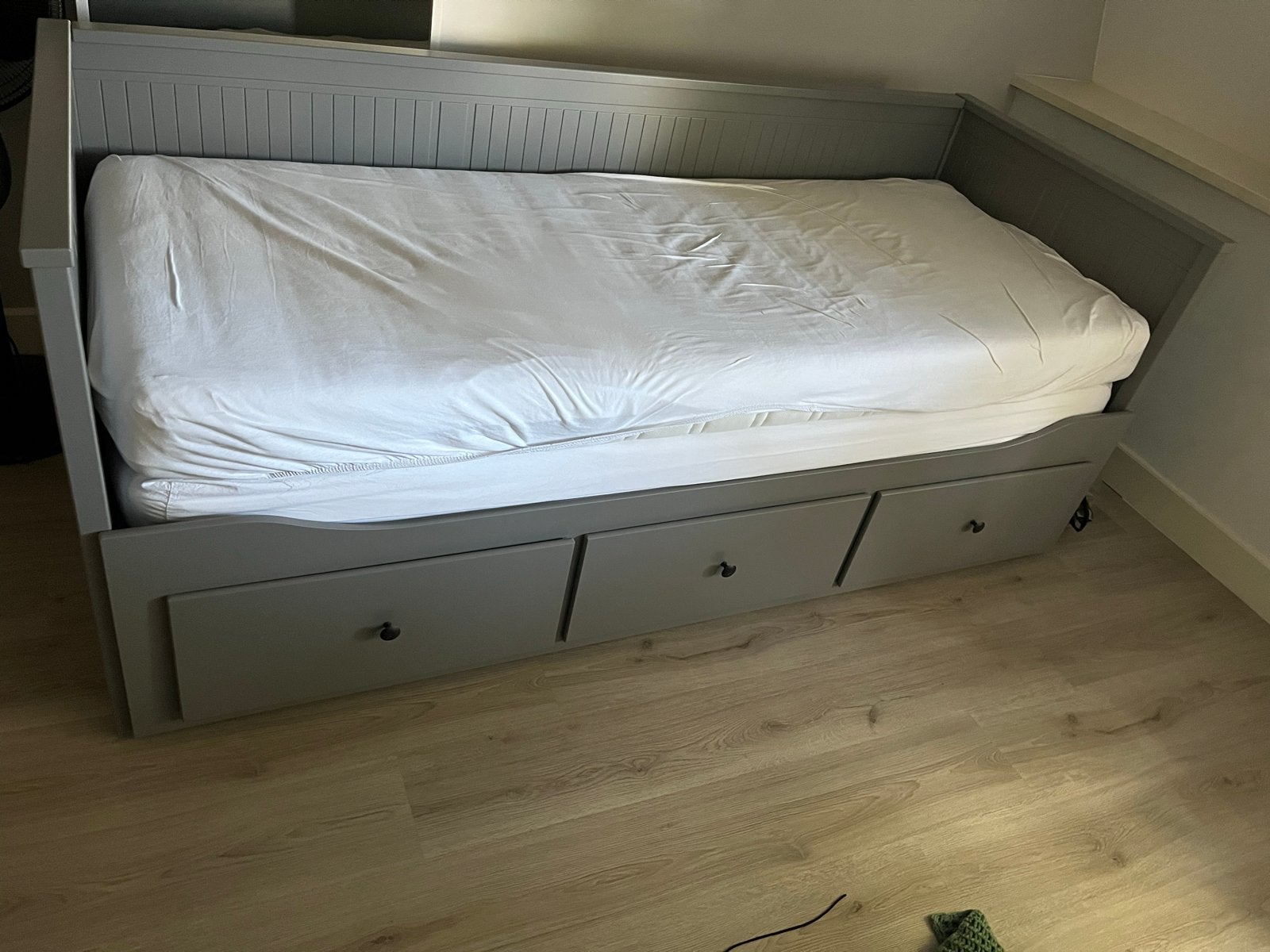 IKEA Hemnes slaapbank met 3 lades en 2 matrassen kleur grijs, Ophalen, 210 cm, Tweepersoons, Zo goed als nieuw