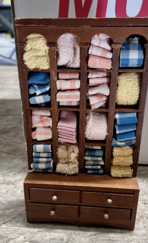 Linnenkast vol met linnen, Verzamelen, Ophalen of Verzenden, Gebruikt, Poppenhuis