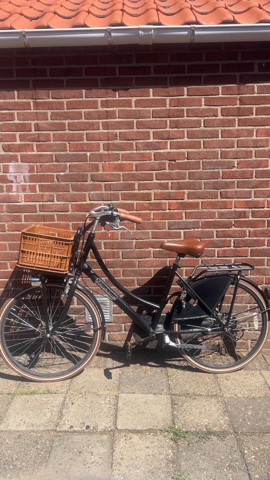 Zwarte stadsfiets met mand en versnellingen, Ophalen, Velgrem, Versnellingen, Gazelle