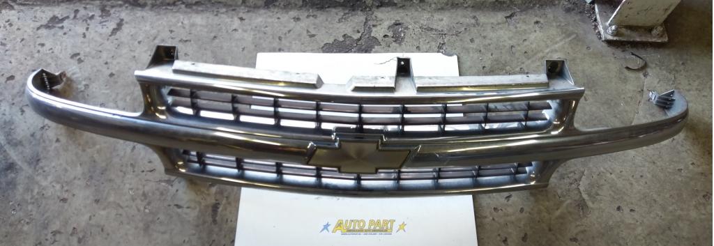 Chevrolet Tahoe grille 2000-2006, Auto-onderdelen, Carrosserie en Plaatwerk, Gebruikt, Info@gm.com, Chevrolet, Ophalen of Verzenden