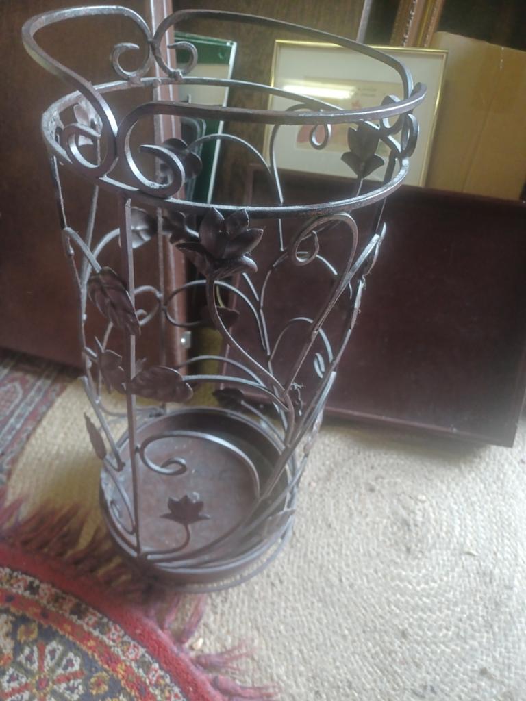 Brocante metalen paraplubak met sierlijke details, Huis en Inrichting, Ophalen of Verzenden, Gebruikt, Metaal