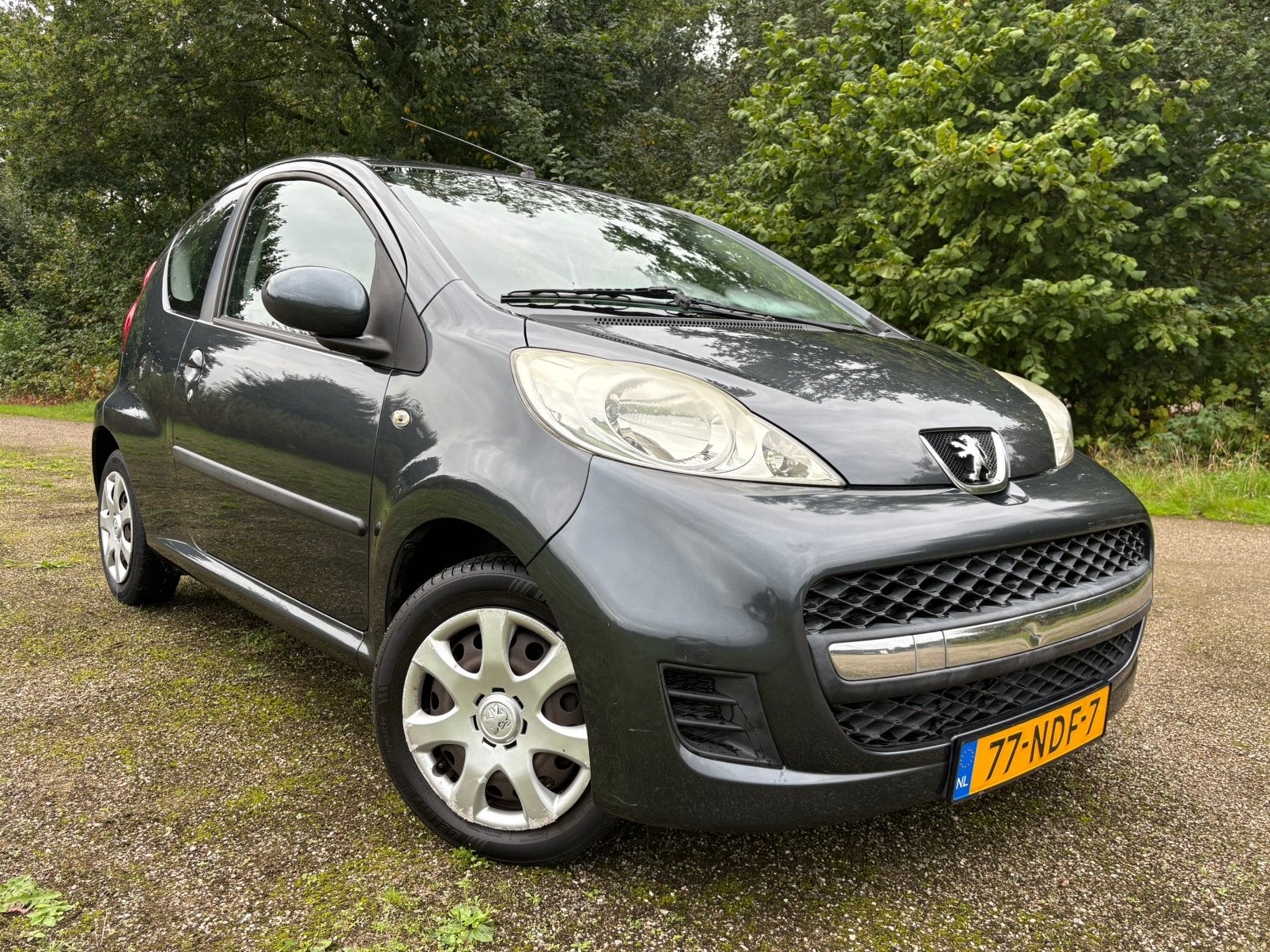 Peugeot 107 1.0 12V 3DR 2010 Grijs, Voorwielaandrijving, Stof, Zwart, 4 stoelen
