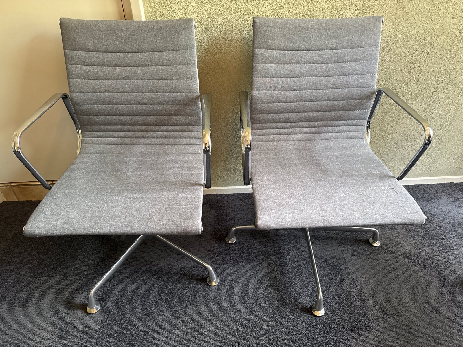Twee stijlvolle vergaderstoelen – Eames stijl – grijs/chroom, Huis en Inrichting, Ophalen, Gebruikt, Twee, Stof