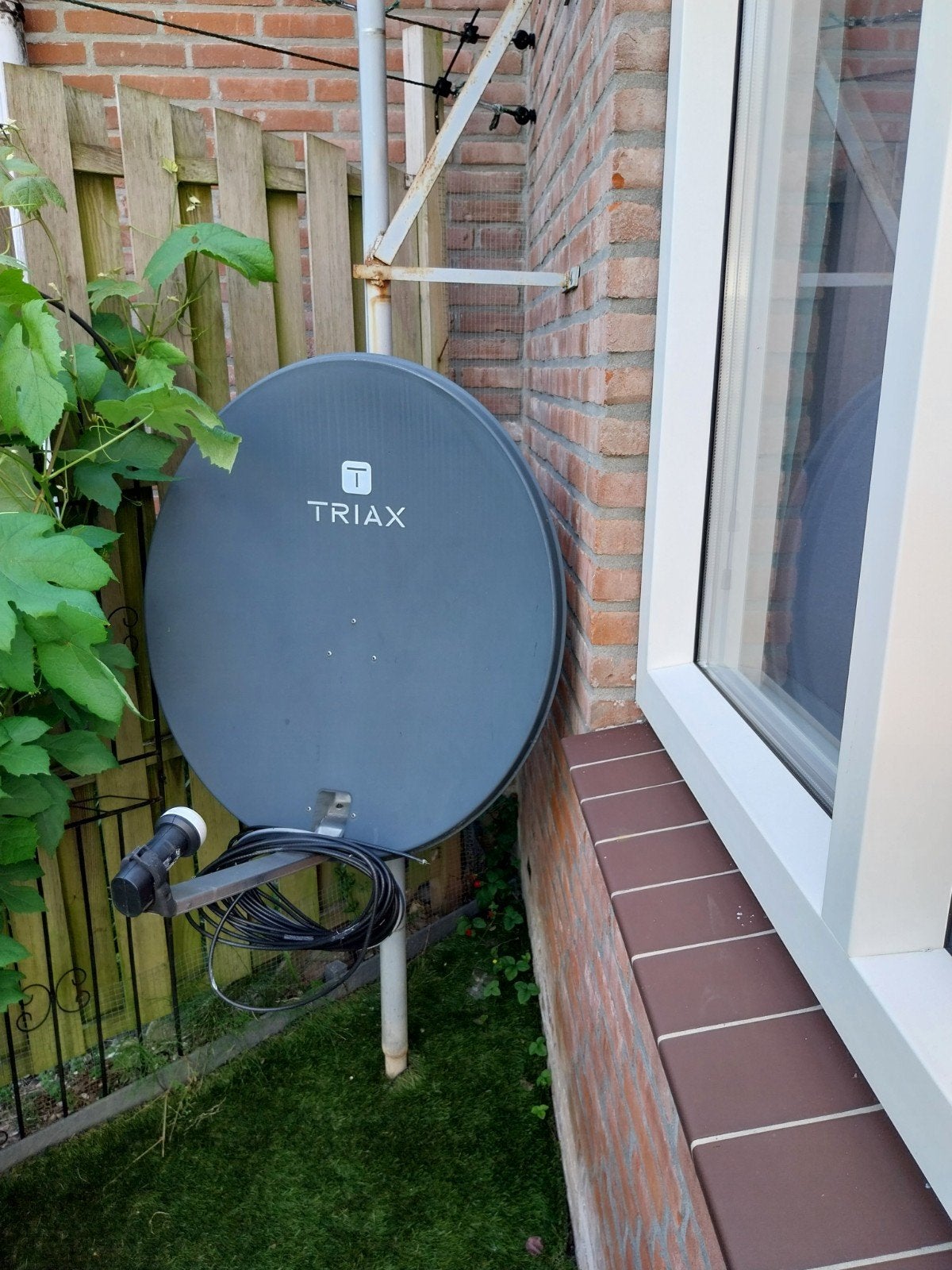 Triax schotelantenne met LNB - Zo goed als nieuw, Audio, Tv en Foto, Schotelantennes, Ophalen, Zo goed als nieuw, (Schotel)antenne