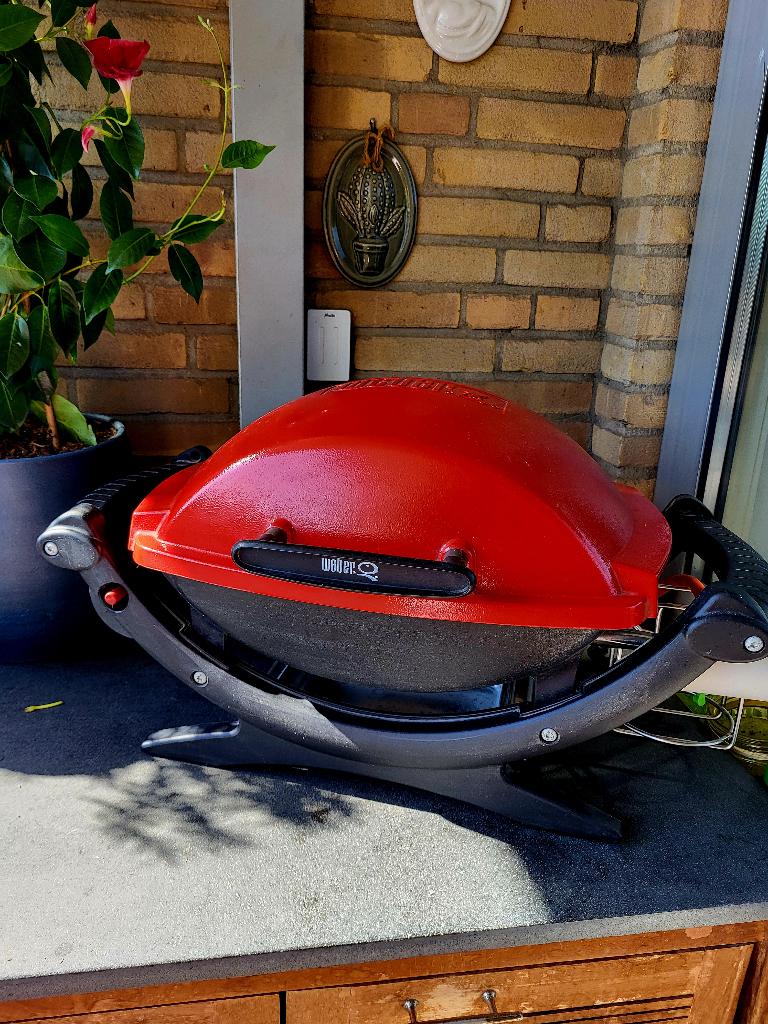 Weber Q1000 draagbare "Flame Red" gasbarbecue met gasbusje, Ophalen, Zo goed als nieuw, Weber
