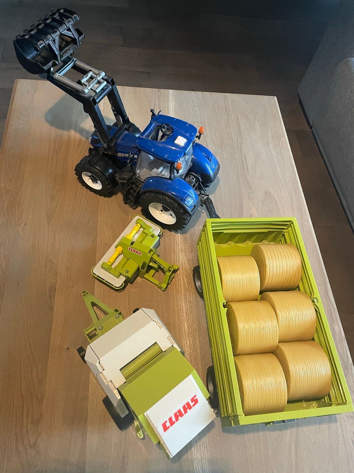 Bruder New Holland tractor met Claas landbouwmachines, Ophalen, Zo goed als nieuw
