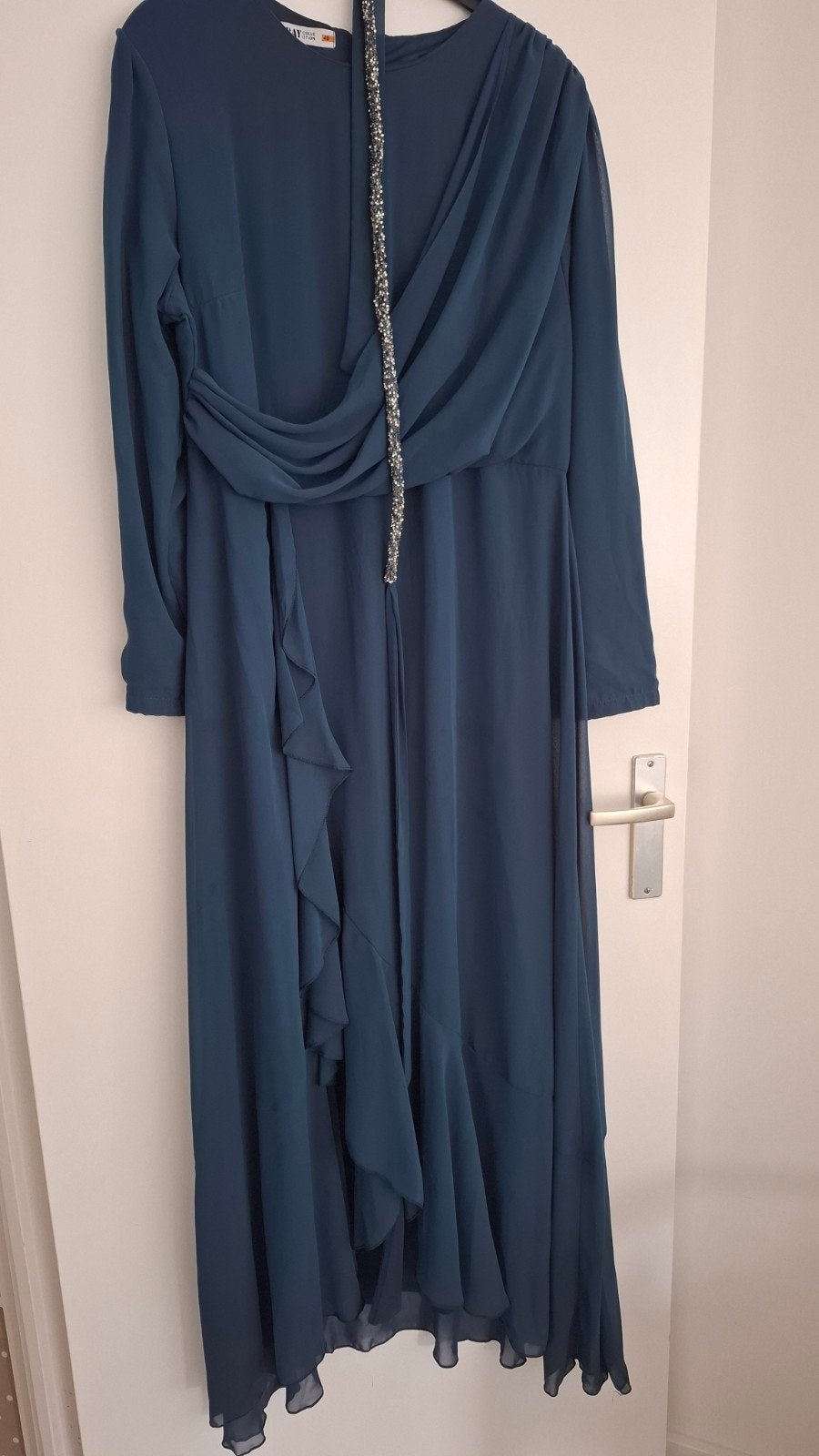 Elegante blauwe jurk met ruches en strass detail, Blauw, Maat 46/48 (XL) of groter, Ophalen of Verzenden, Onder de knie