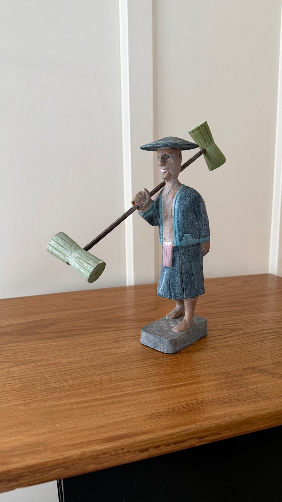Houten beeldje van een man met draagstok, Ophalen, Handgemaakt, 20 - 50 cm, Beeld