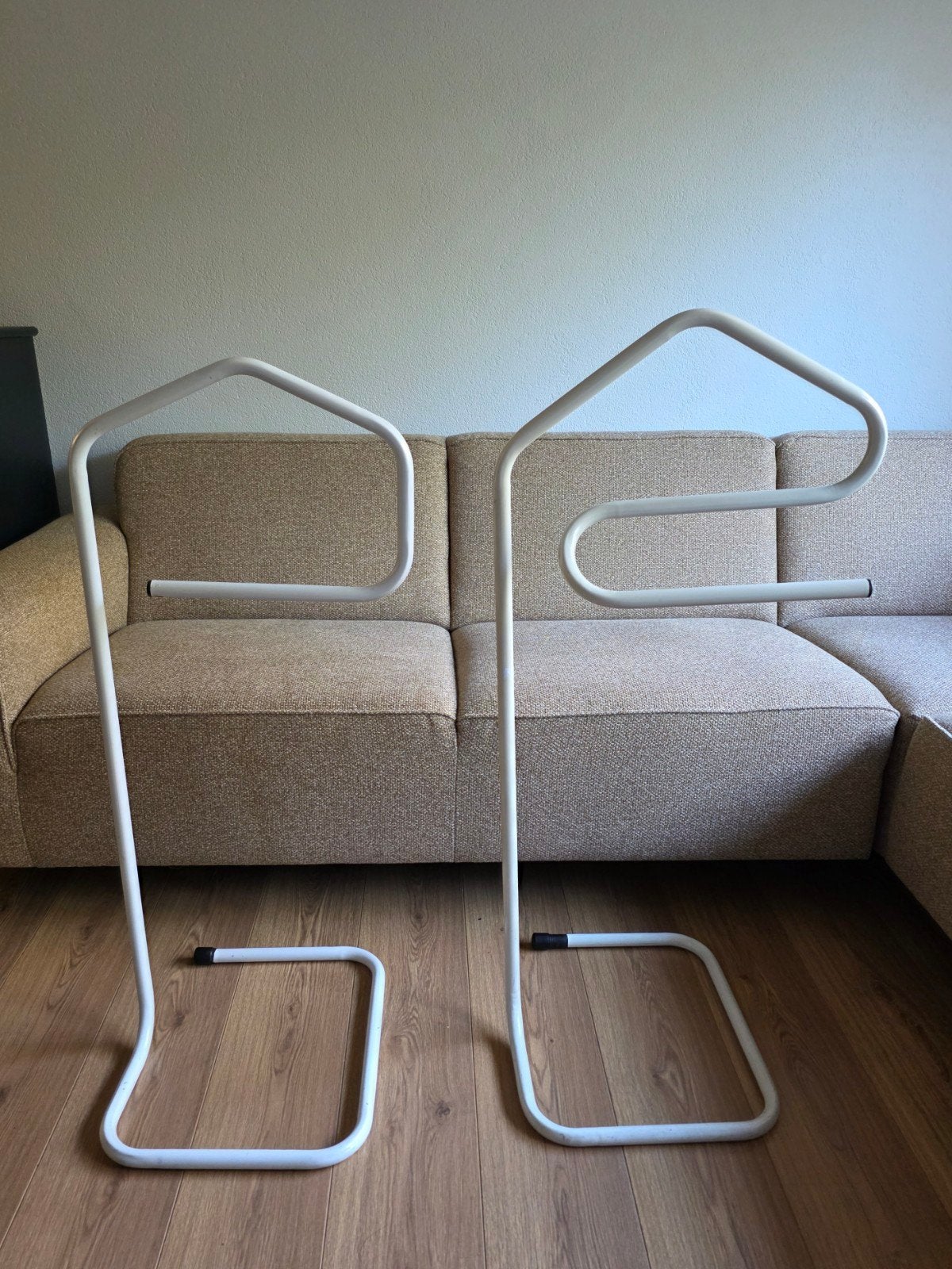 2 Witte Dressboys (Kledingstandaards / Herendienders), Ophalen