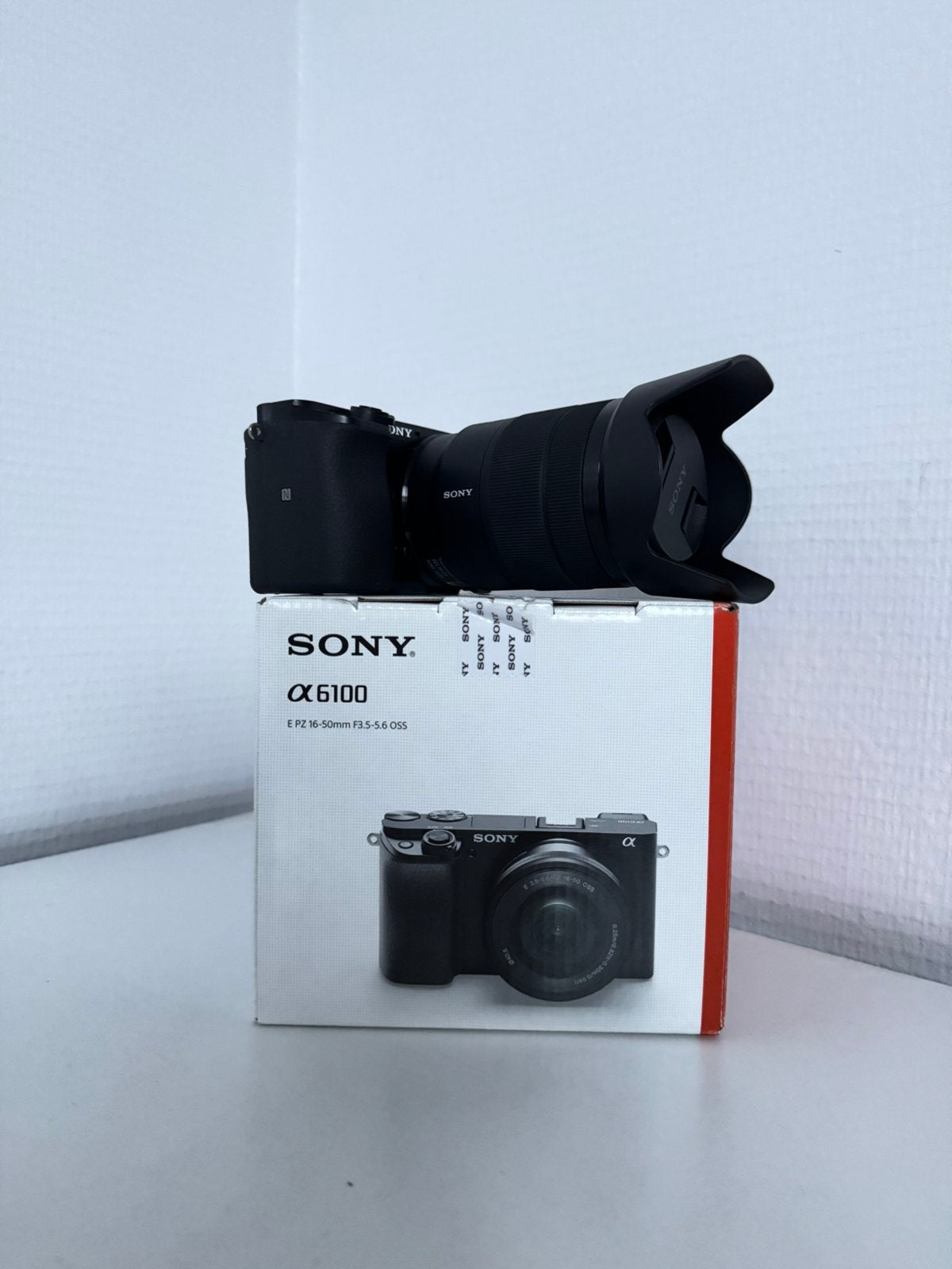 Sony A6100 + Sony 18-135mm – slechts 1.102 clicks, Audio, Tv en Foto, Geheugenkaart, Ophalen of Verzenden, Zo goed als nieuw, 24 megapixels