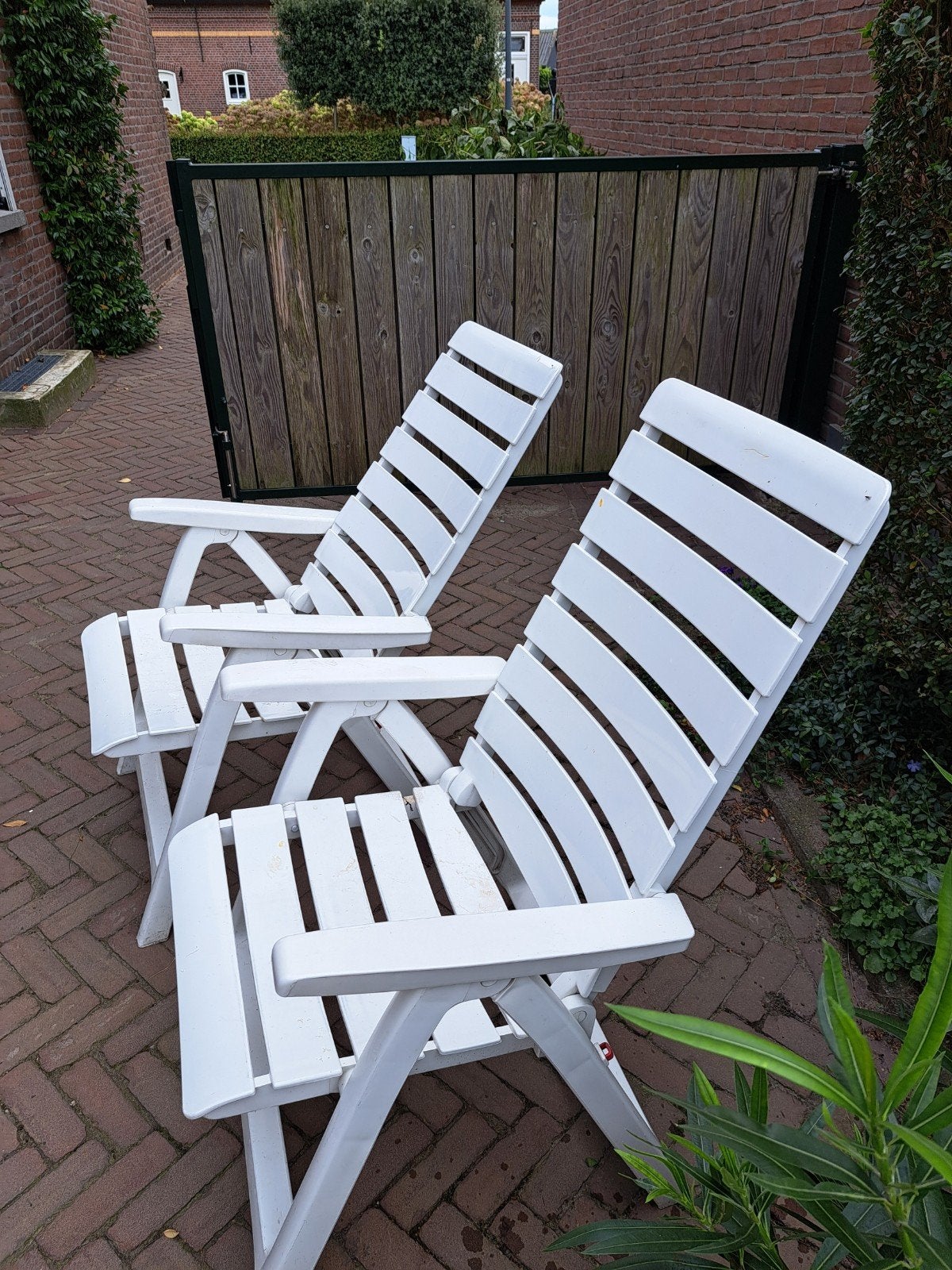 2 witte verstelbare tuinstoelen van kunststof, Ophalen, Gebruikt, Kunststof, Verstelbaar