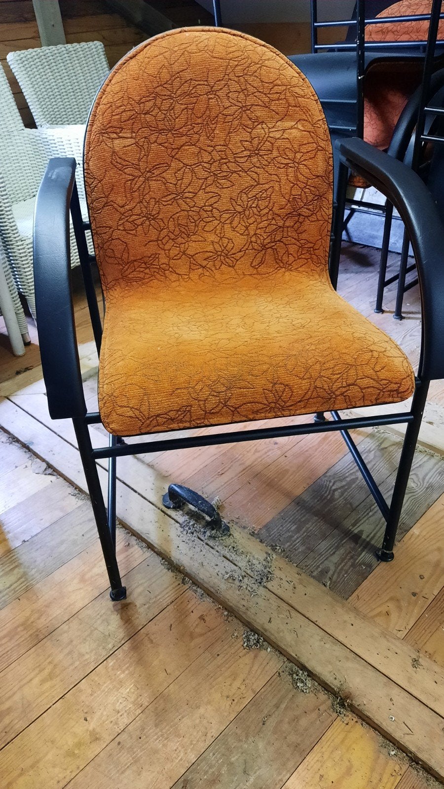 TEAB: Mooie designstoelen, 6 stuks (4 x oranje en 2 x zwart), Huis en Inrichting, Stoelen, Ophalen, Gebruikt, Overige kleuren