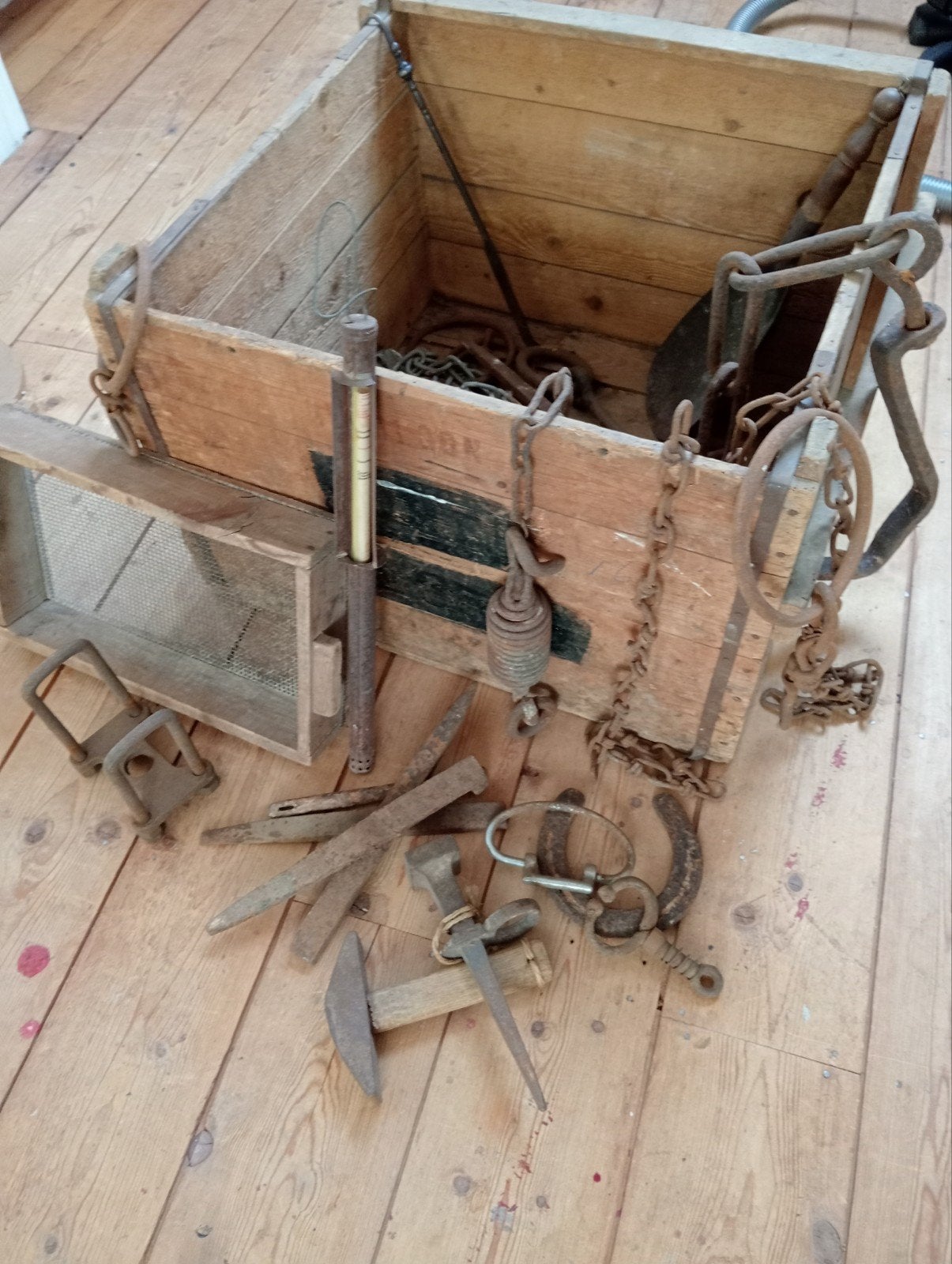 Oude houten kist met diverse antieke gereedschappen, Antiek en Kunst, Ophalen