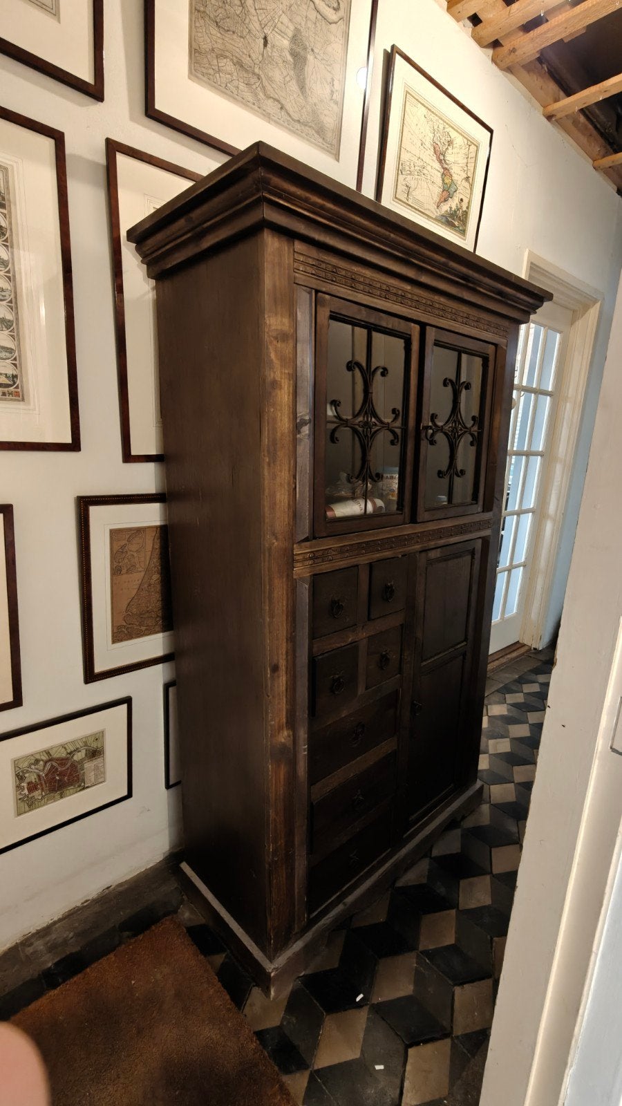 Sierlijke houten kast met glas en smeedijzeren details, Antiek en Kunst, Ophalen