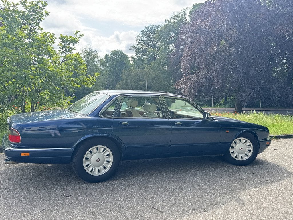 Jaguar DAIMLER DOUBLE SIX 6.0 V12 (bj 1995, automaat), Auto's, Oldtimers, Automaat, Achterwielaandrijving, Blauw, Bedrijf