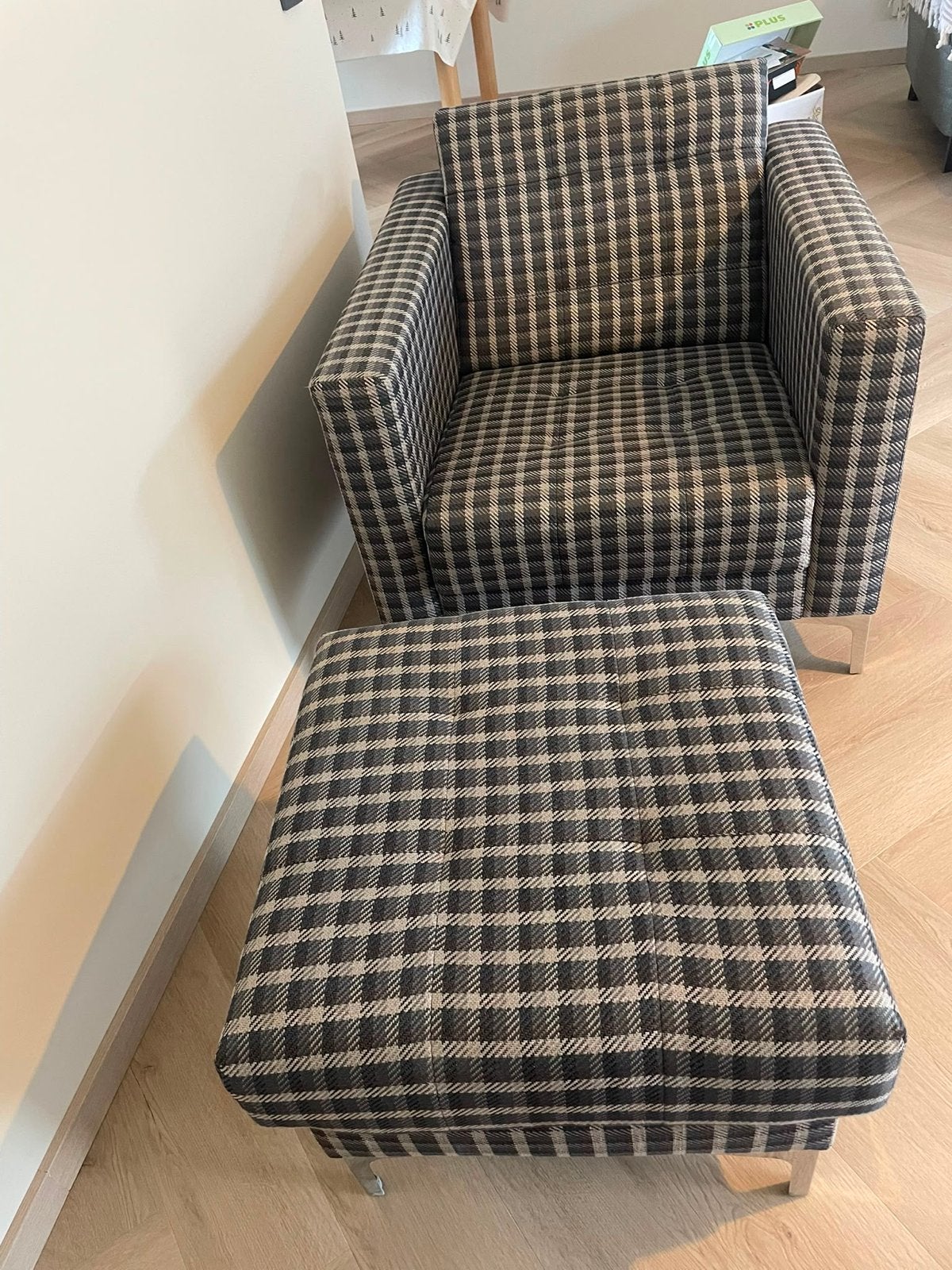 Comfortabele fauteuil met hocker - Geruit design, Huis en Inrichting, Fauteuils, Ophalen, Gebruikt, Stof, 75 tot 100 cm
