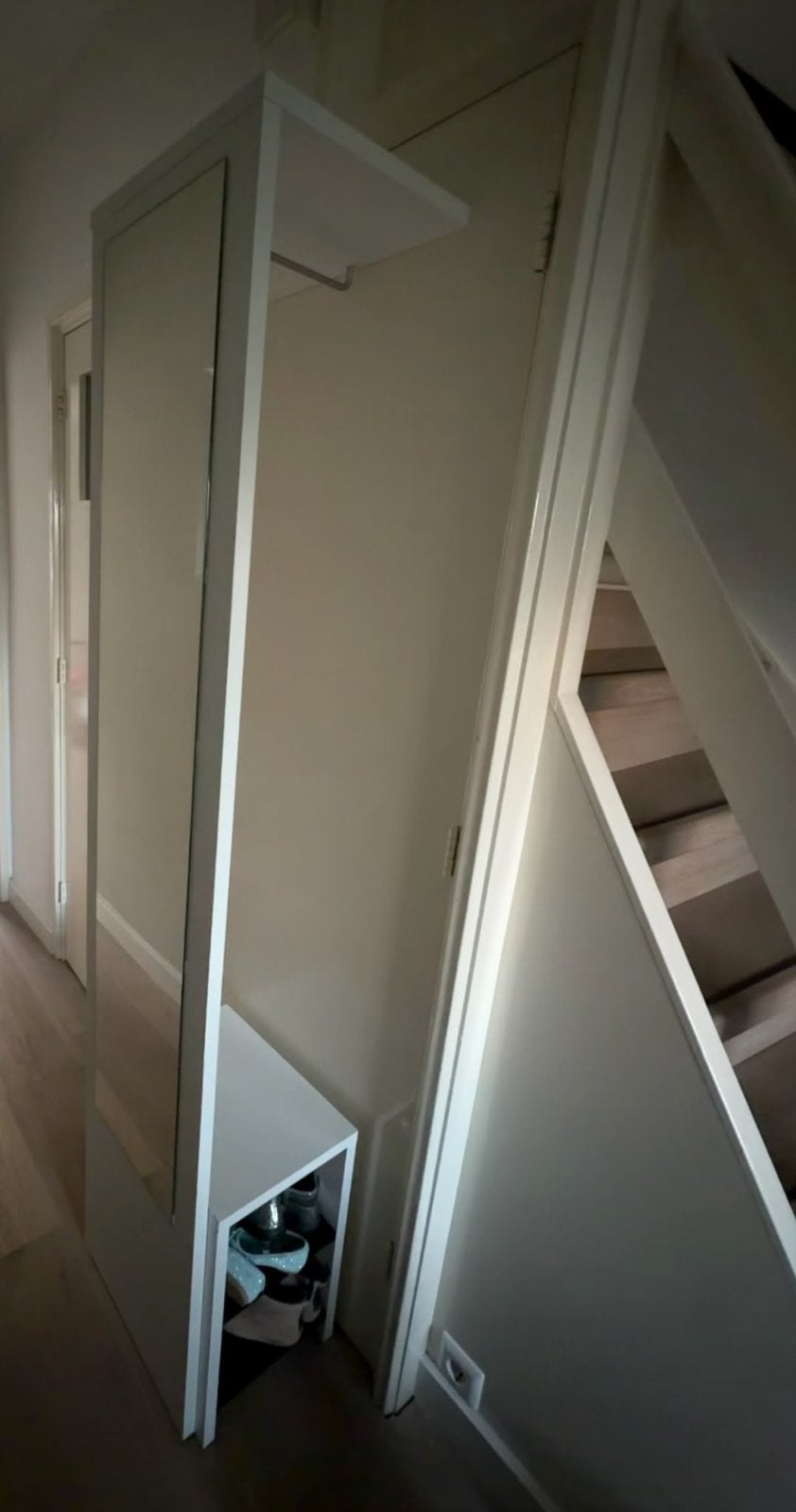 Moderne witte halmeubel met spiegel, kapstok en schoenenrek, Zo goed als nieuw, 150 tot 200 cm, 25 tot 50 cm, 50 tot 100 cm