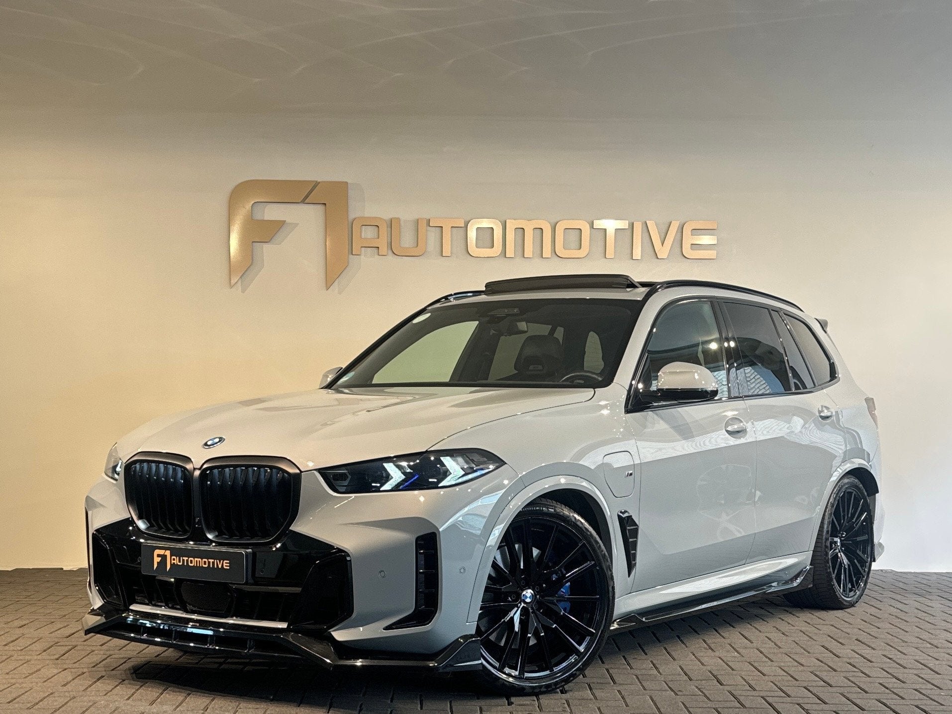 BMW X5 XDrive50e M-Sport Pano|Trekhaak|M-Seat|Sky Lounge, Dealer onderhouden, Gebruikt, 2395 kg, Plug-in hybride