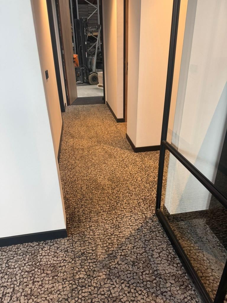 32m2 Goedkope tweedehands grijze tapijttegels stroken, Huis en Inrichting, Stoffering | Vloerbedekking, Ophalen, Gebruikt, 25 tot 50 m²